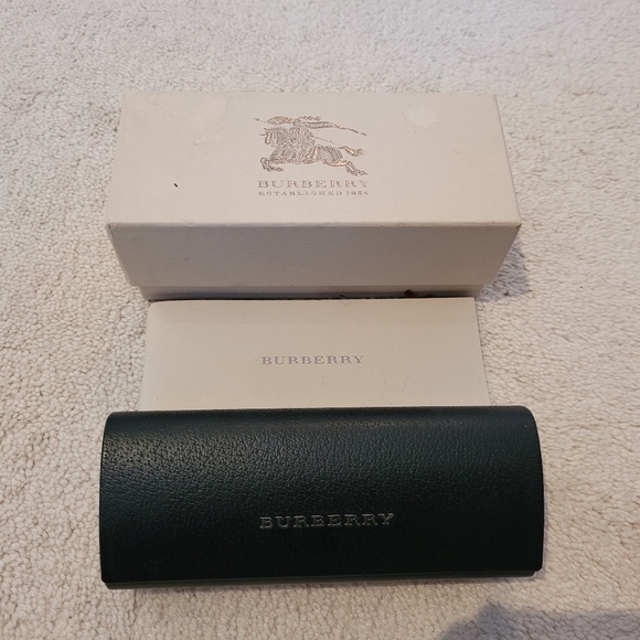 Auth Burberry Sunglasses - Picture 5 of 5
